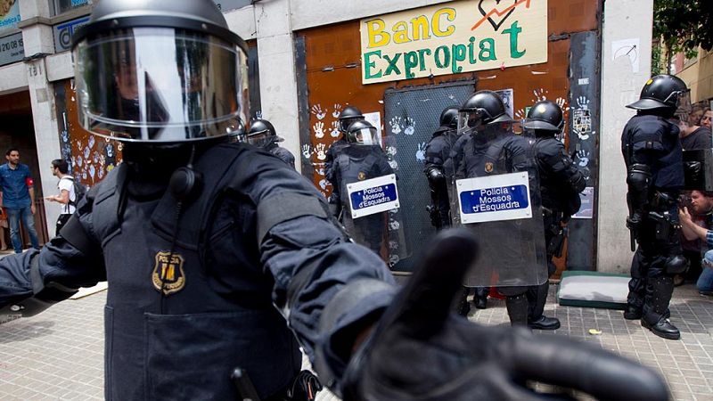 Los Mossos detienen a cinco okupas que se habían instalado en el "Banco Expropiado"