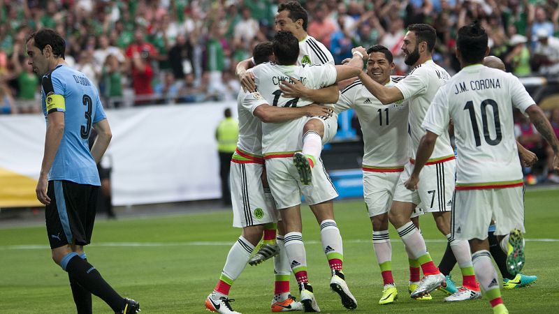 México supera a Uruguay en los minutos finales de un intenso partido