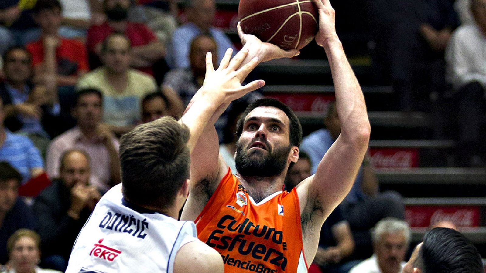 Canastón final de Guillem Vives para que el Valencia Basket derrote en la prórroga al Real Madrid (87-86) y fuerce el cuarto encuentro, tras un auténtico partidazo que tuvo que resolverse en el tiempo extra.