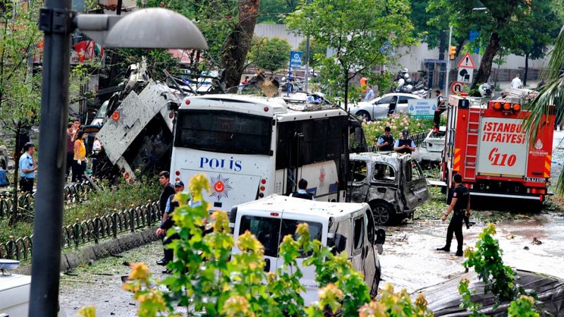Al menos 11 muertos y 36 heridos tras estallar una bomba al paso de un autobús policial en Estambul