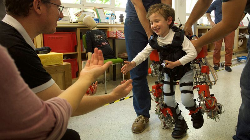 Científicos españoles desarrollan el primer exoesqueleto del mundo para niños con problemas neuromusculares