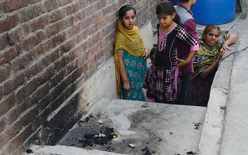 Una madre quema viva a su hija en Pakistán por casarse sin permiso de su familia