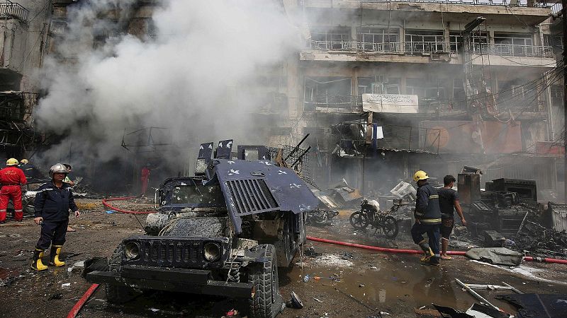Decenas de muertos en Bagdad en sendos atentados en una calle comercial y un puesto de control