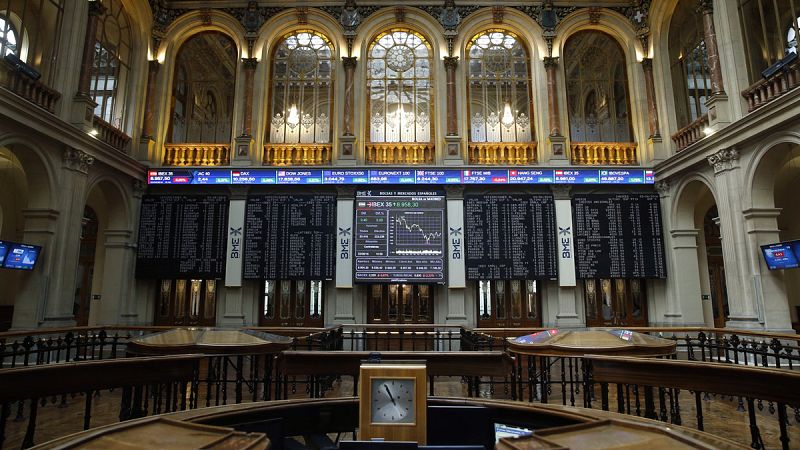 El IBEX 35 baja un 0,7% y pierde los 8.800 puntos lastrado por la caída del precio del petróleo