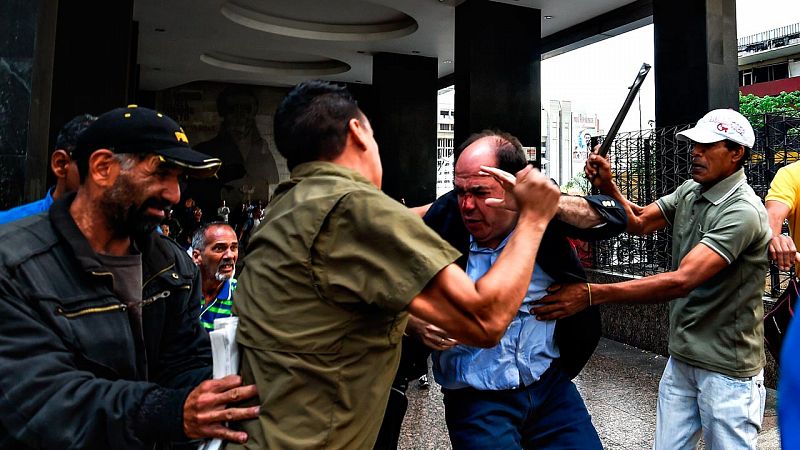 Varios diputados de la oposición de Venezuela son golpeados en una protesta para exigir el revocatorio