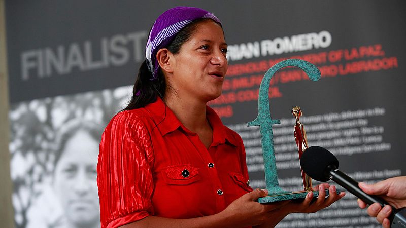 La activista hondureña Ana Mirian Romero recibe el premio Front Line Defenders