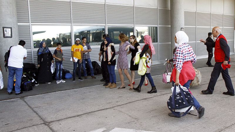 España prevé la acogida de 400 refugiados más y espera haber recibido a un millar en septiembre