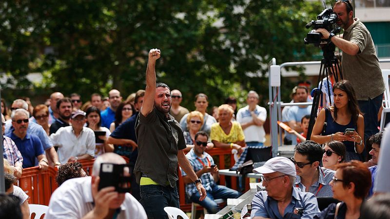 Rivera sufre el boicot de las juventudes de la CUP en Barcelona y llama a los catalanes a votar masivamente
