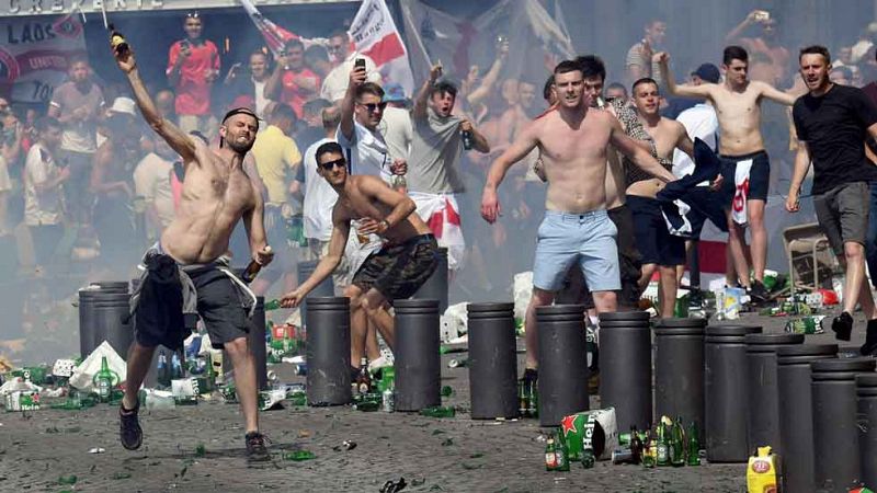 La UEFA estudia expulsar a Rusia e Inglaterra de la Eurocopa y Francia prohíbe la venta de alcohol