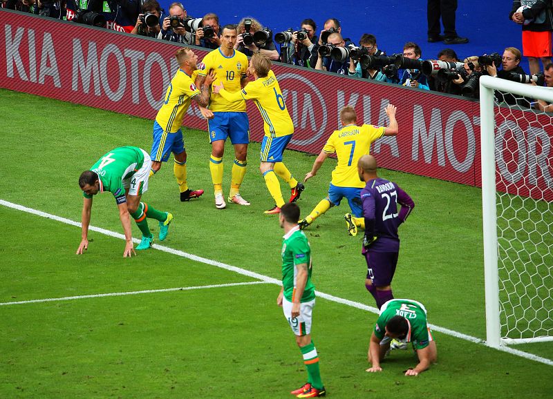 Un gol en propia meta de Clark impide el triunfo de Irlanda ante Suecia