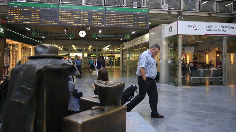 Renfe denuncia que ha cancelado 111 trenes de los 1.521 programados al incumplirse los servicios mínimos