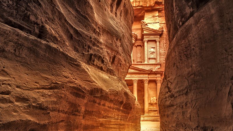 Jordania confirma el hallazgo de un gran monumento enterrado en Petra