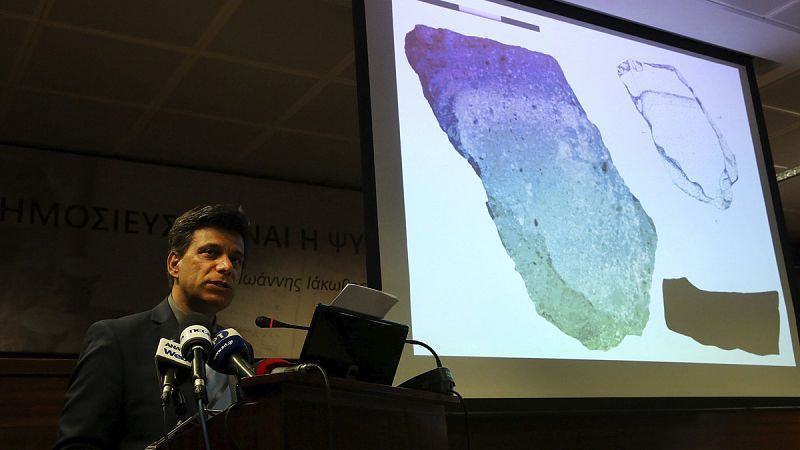 Un arqueólogo griego presenta en Atenas un fragmento que podría pertenecer al trono de Agamenón