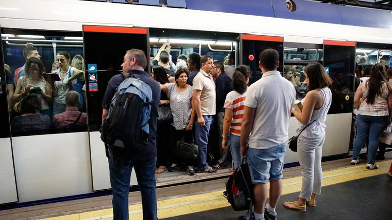 Aglomeraciones en los andenes y trenes más llenos por el paro en el Metro de Madrid