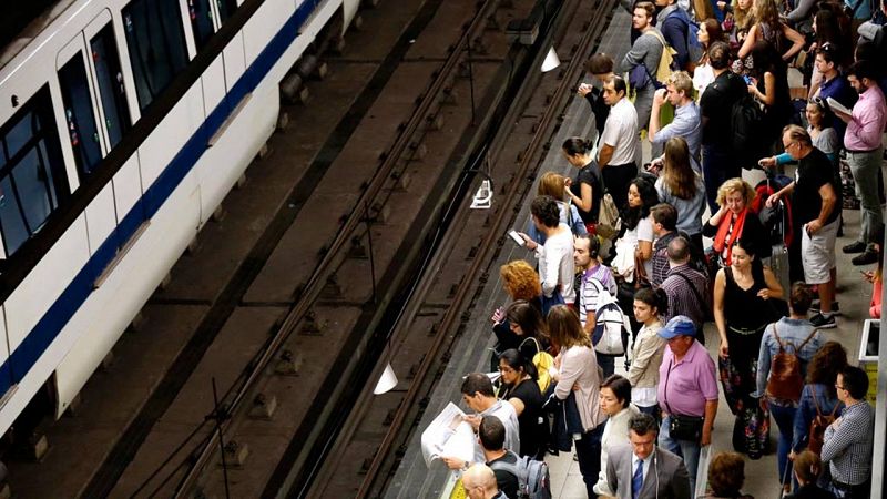 Trenes y andenes llenos por los paros parciales en el Metro de Madrid