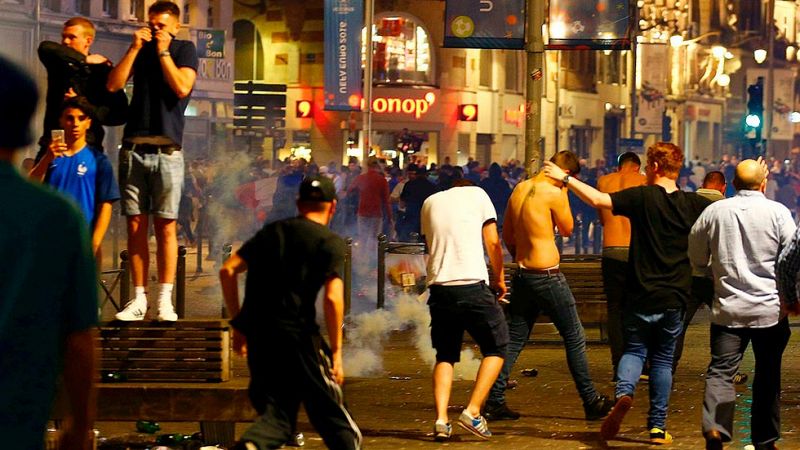 Decenas de detenidos y heridos en Lille en nuevos incidentes entre hinchas radicales y la Policía