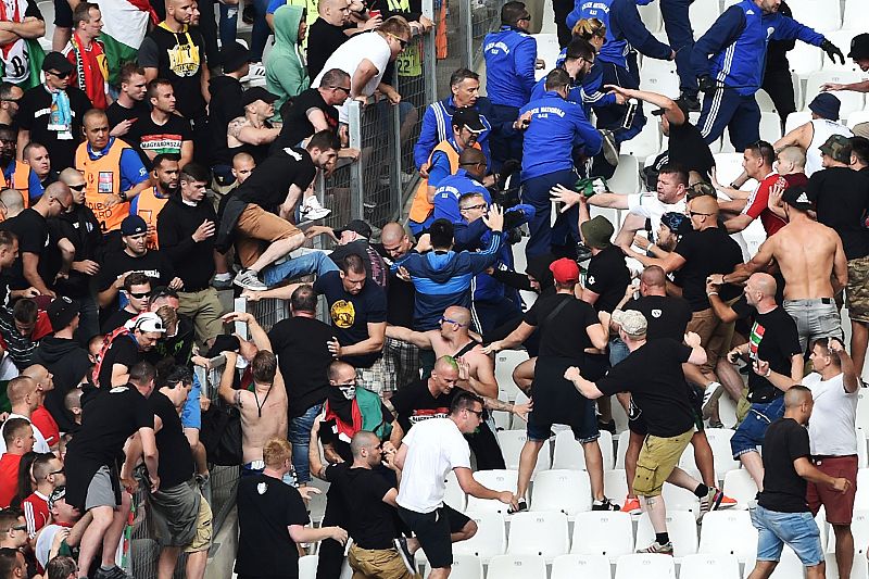 Ultras húngaros se enfrentan en Marsella y la UEFA expedienta a Croacia y Turquía