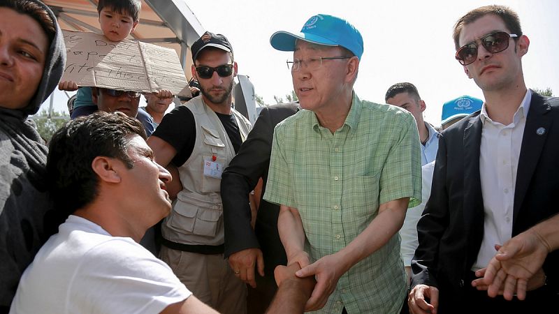 Ban Ki-moon visita a los refugiados de Lesbos y pide "apoyo" para Grecia, a quien agradece su "solidaridad"