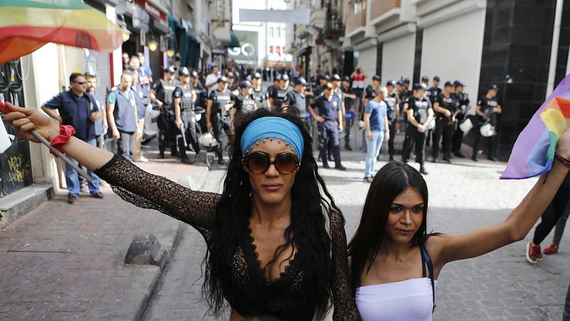 La policía dispersa una marcha por los derechos de los transexuales en Estambul antes de comenzar