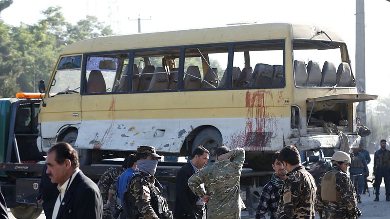 Al menos 14 muertos y ocho heridos en un ataque suicida contra autobús en Kabul
