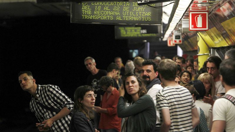 La huelga del Metro de Barcelona provoca aglomeraciones en los andenes en hora punta