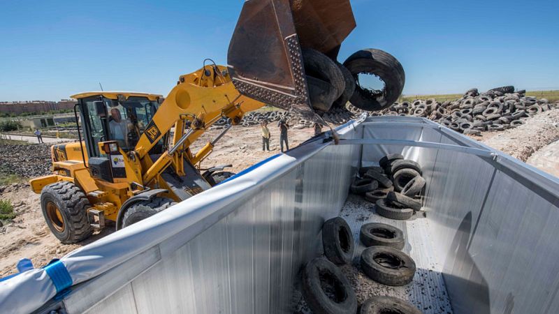 Comienzan a retirar los neumáticos que no ardieron en el vertedero ilegal de Seseña para su reciclaje