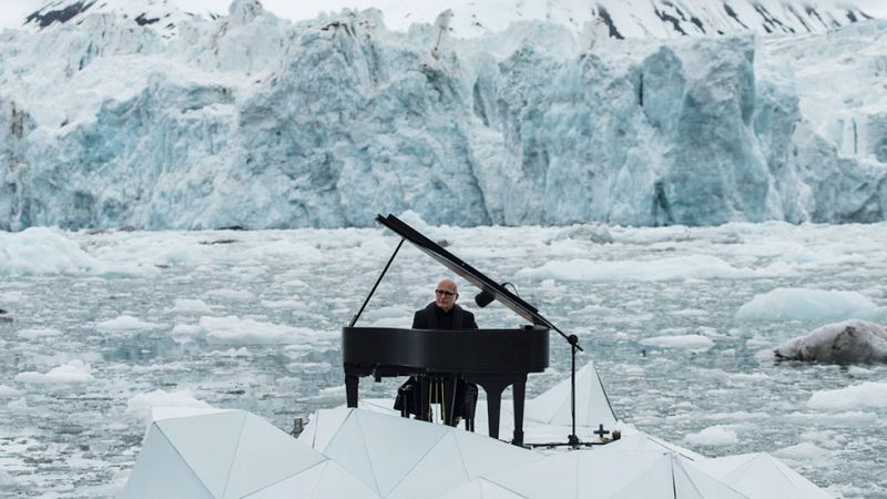 El pianista Ludovico Einaudi ofrece un concierto en el Ártico para reclamar su protección