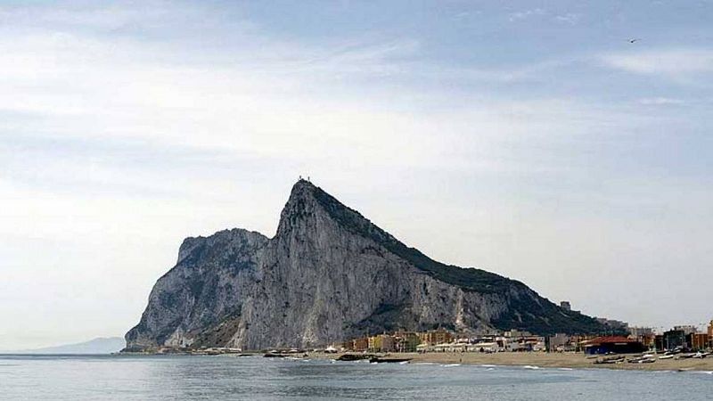 Detenido el presidente de VOX Madrid por desplegar una bandera de España en Gibraltar