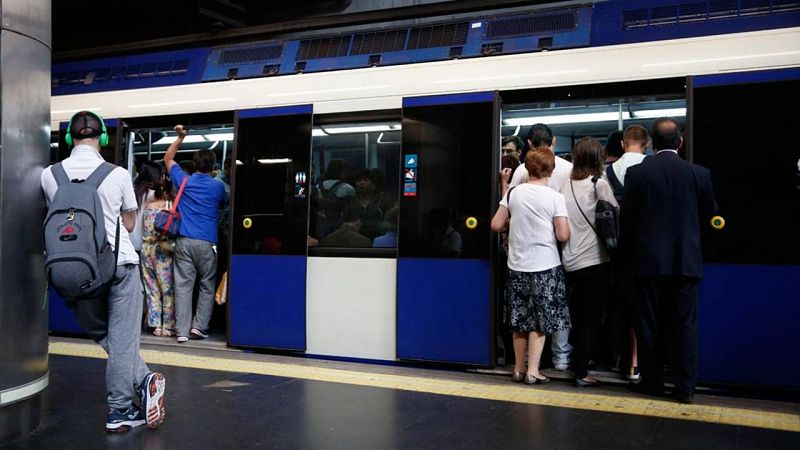 Metro de Madrid cifra en un 46% el seguimiento de los paros y los sindicatos lo elevan a casi el 100%