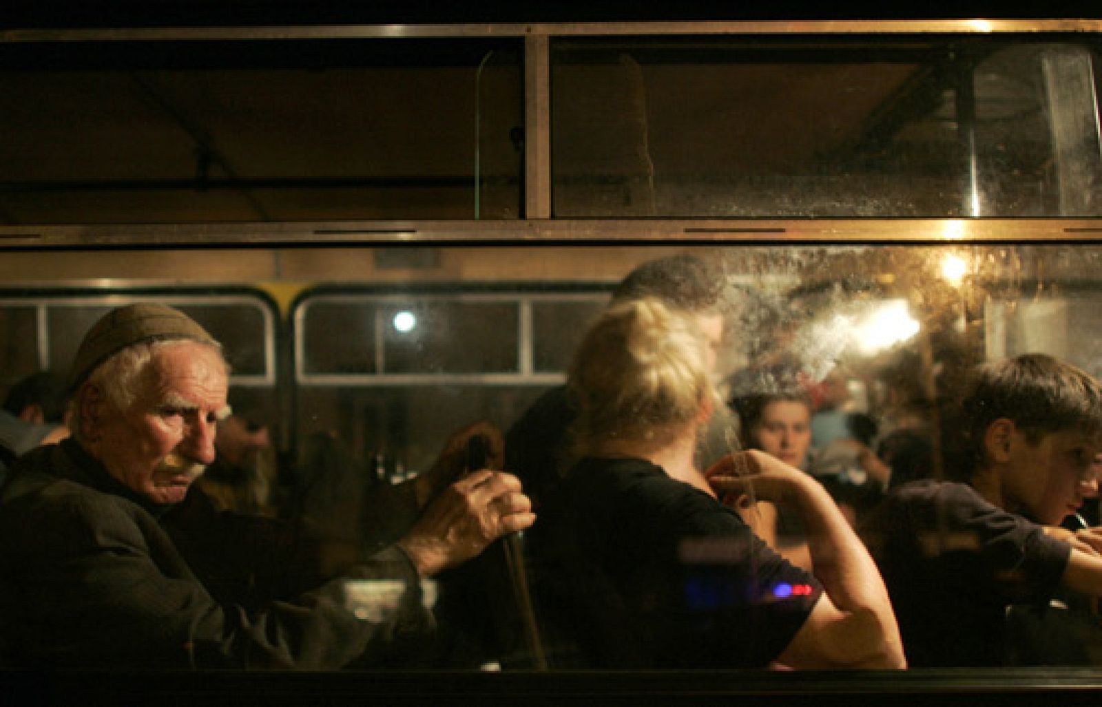 La guerra ha provocado al menos 90.000 desplazados internos, según la Comisión Europea. La frágil tregua que  han dado los rusos ha permitido la llegada de ayuda humanitaria.