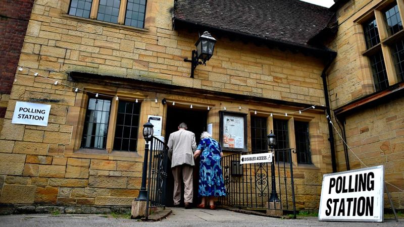 Los británicos acuden en masa a las urnas en una jornada histórica solo alterada por las lluvias