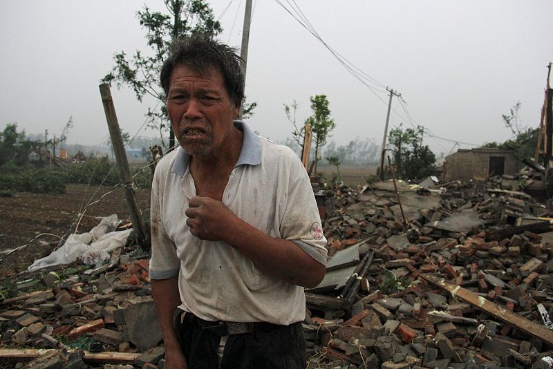 China eleva a 98 muertos y 800 heridos la cifra de víctimas por un tornado y fuertes lluvias