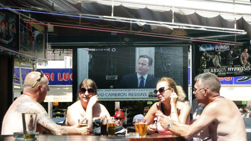 Los británicos residentes en España, preocupados por la sanidad: "Si hace falta saco la nacionalidad española"