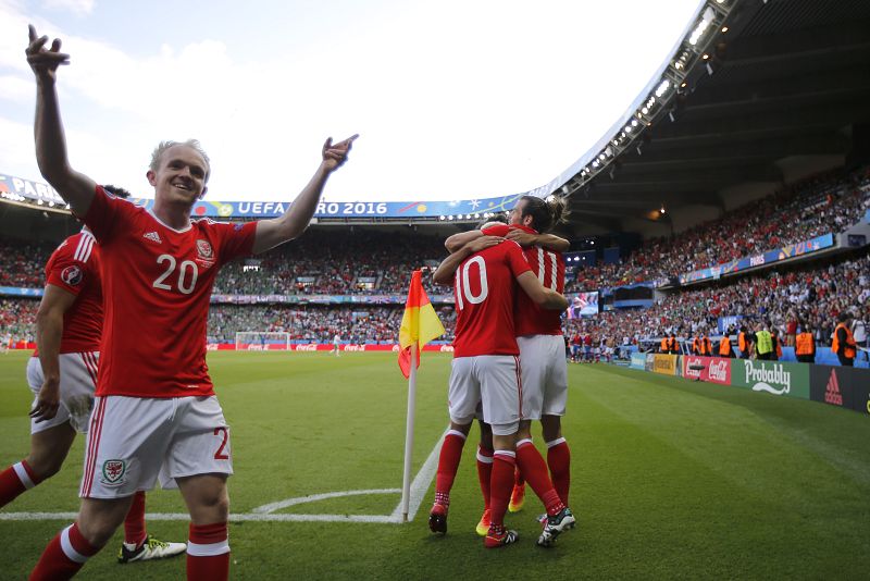 Gales se impone en el duelo británico gracias al gol en propia de Irlanda del Norte