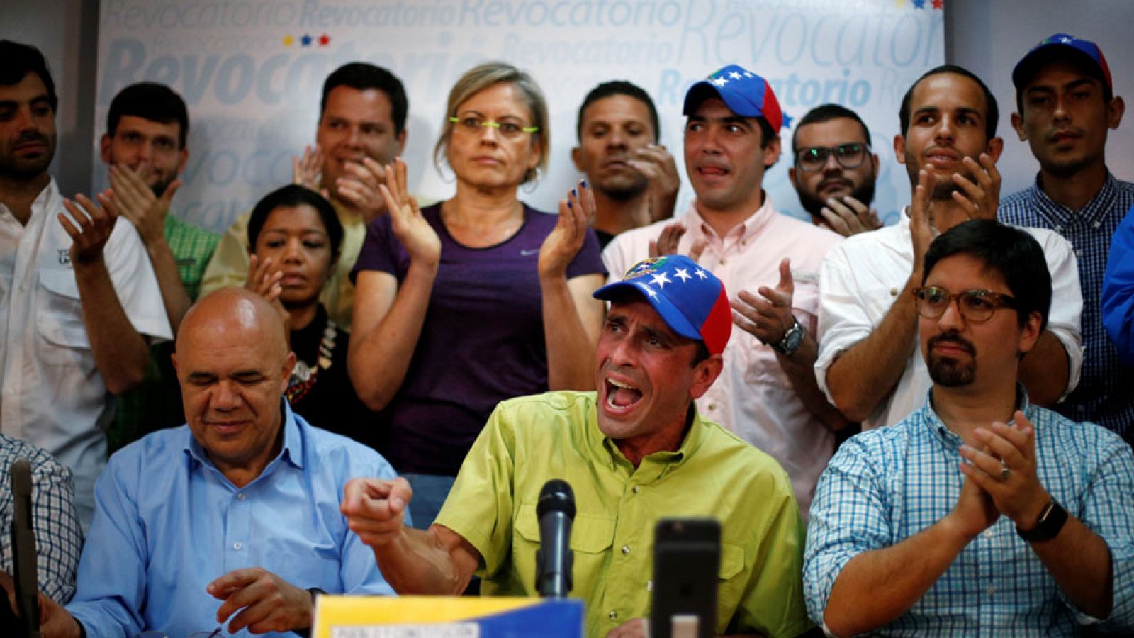 La oposición venezolana valida más del doble de firmas requeridas en el revocatorio contra Maduro. | Ver