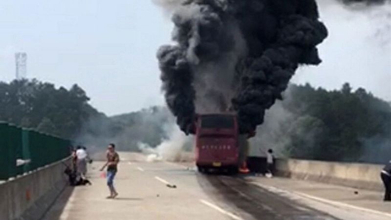 Al menos 35 muertos al incendiarse un autobús en China