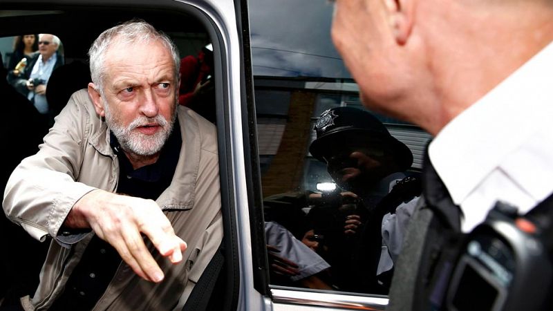 Las dimisiones en masa entre los laboristas británicos ponen contra las cuerdas a Corbyn