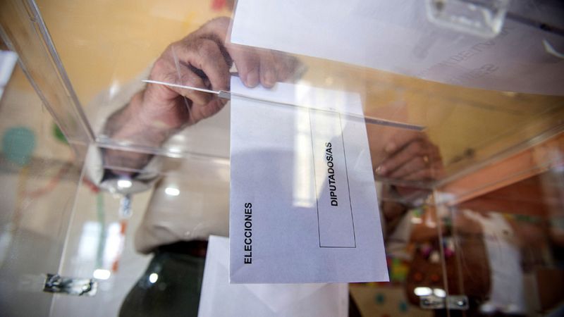 La participación respecto a las elecciones generales de 2015 desciende 3,38 puntos y se sitúa en 69,84%