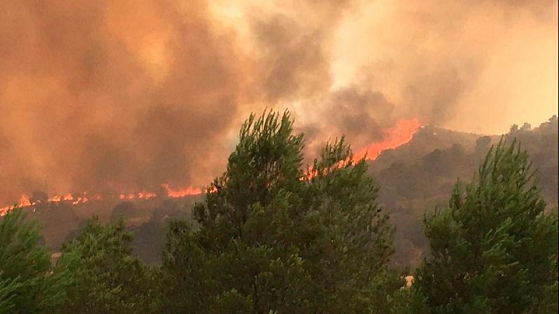 Más de un centenar de efectivos trabajan para controlar el incendio declarado en Liétor, en Albacete