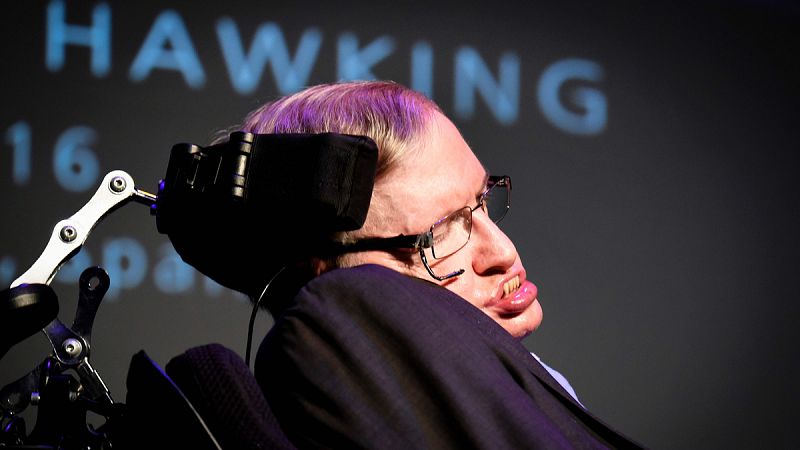 Condenan a cuatro meses de prisión a una mujer que amenazó de muerte a Stephen Hawking