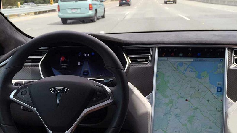 EE.UU. investiga la muerte de un conductor mientras circulaba con un Tesla en modo "piloto automático"