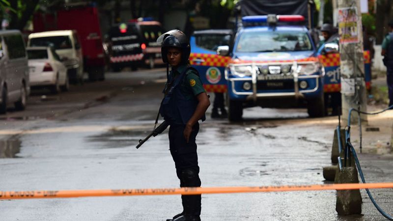 Un asalto con rehenes en un restaurante de Bangladesh deja al menos 28 muertos