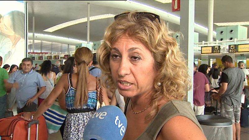 Largas colas, retrasos y cancelaciones en El Prat por los problemas "operativos" de Vueling