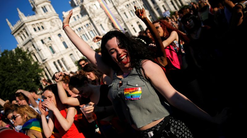 La marcha del Orgullo LGTB reúne a miles de personas por la "igualdad de derechos y la diversidad"