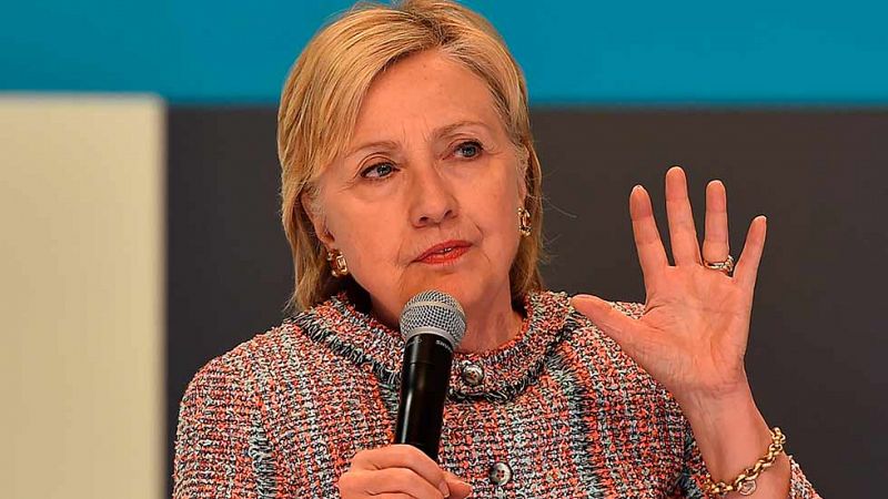 Hillary Clinton se entrevista voluntariamente con el FBI por sus correos electrónicos