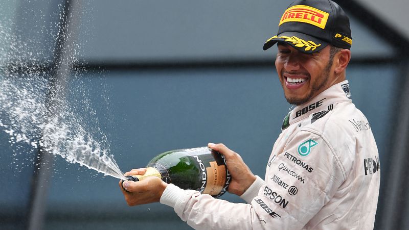 Hamilton gana al límite, Alonso abandona y Sainz acaba octavo