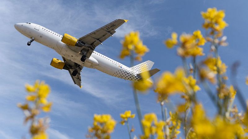 Vueling cancela 64 vuelos por la huelga en Francia de los 700 programados
