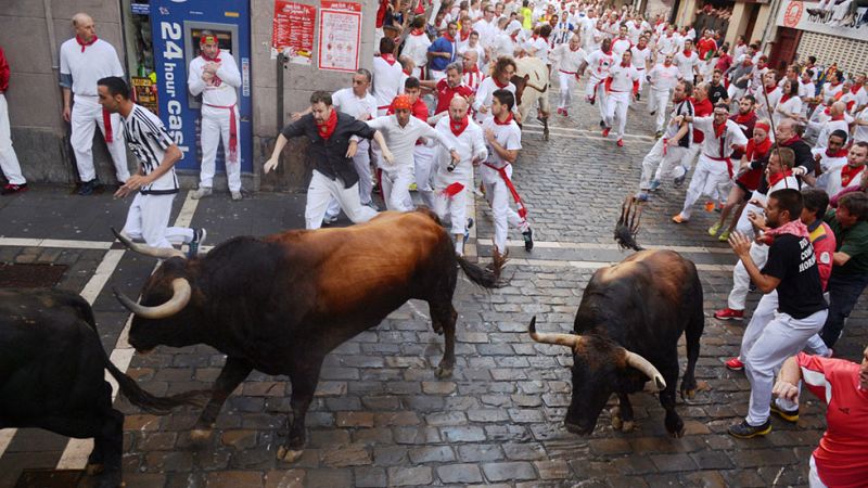 Primer encierro de San Fermín 2016 rápido y limpio con una manada de Fuente Ymbro disgregada