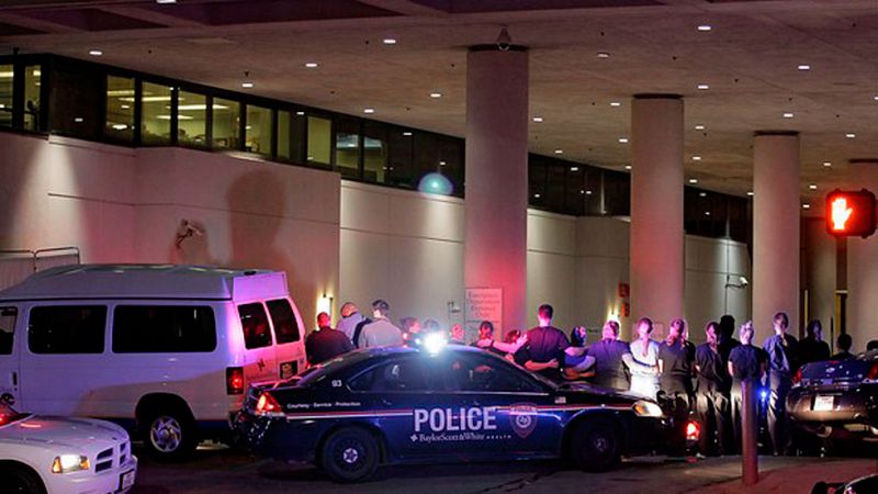 Cinco policías muertos y siete heridos en Dallas en un tiroteo durante una protesta contra la violencia policial