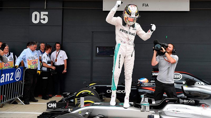 Hamilton logra la 'pole' en Silverstone, Sainz octavo y Alonso décimo